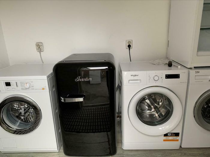 VERKOCHT!!!


Koelkast is van 19.04.2021.

In Nieuwstaat bijna Neuw prachtige prima werkende mooi en modern Inventum Retro Koelkast Piano Black Klasse A++.

Betreft een zo goed als Nieuw prachtige Inventum.

In Absolute Perfecte(Nieuw)staat.Foto´s spreken voor zich.

Wie op zoek is naar een bijna Nieuw in Nieuwstaat prachtige Inventum,dan is dit de perfecte koelkast.


De Inventum vrijstaande Retro koelkast is een echte blikvanger en heeft een netto inhoud van 139 liter.
Deze Inventum tafelmodel koelkast is zuinig met energieklasse A++. De Inventum tafelmodel koelkast heeft drie glazen draagplateaus en onderin een transparante groentelade.
Met twee deurvakken, een flessenvak met extra opbergruimte en een eierrekje berg je al je etenswaren netjes op. Deze onderdelen van de Inventum vrijstaande tafelmodel koelkast zijn eenvoudig te verwijderen, zodat je deze goed kunt schoonmaken.

Retro is weer helemaal trendy! Vroeger werd er veel aandacht besteed aan een prachtige vormgeving. De met zorg ontworpen apparaten van toen zijn een inspiratie voor de ontwerpers van nu.

Productkenmerken van de Inventum vrijstaande Tafelmodel koelkast:
• Energieklasse A++
• Totale netto inhoud 139 liter
• Zeer stil, slechts 40 dB
• LED verlichting
• 55 cm breed

Productspecificaties Afmetingen & inhoud Hoogte 96 cm Breedte 54,5 cm Diepte 61,5 cm Netto inhoud 139 liter.

Het betreft een bijna Nieuw in Nieuwstaat prachtige Inventum Retro Piano Black Klasse A++ Koelkast.

Bezorgen en aansluiten is mogelijk.

Prijs 200 euro.